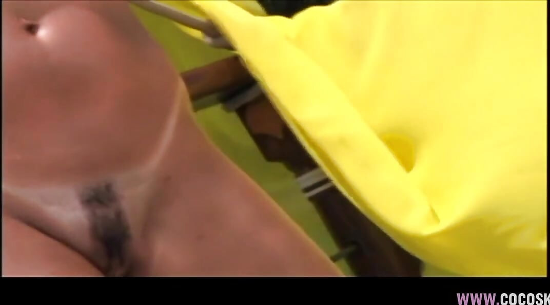 Blonda în bikini colorat devine obraznică pe puntea Sunny Boat