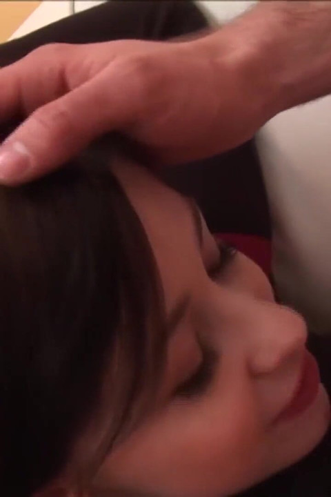 Sexy tiener buigt iets voorover als een enorme pik in haar natte kut glijdt