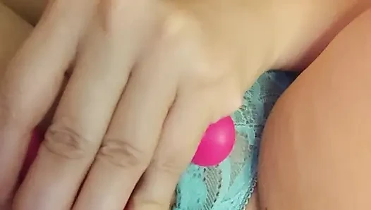 No one put out her fire on the live stream and she came to masturbate on her own.