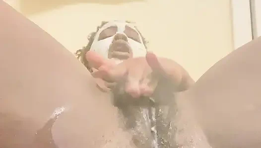 Duş banyo yaparken son derece azgın (çok kötü boşalmam gerekiyordu!)