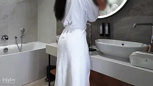 Kocam uzaktayken sevgilim beni duşta sert sikiyor