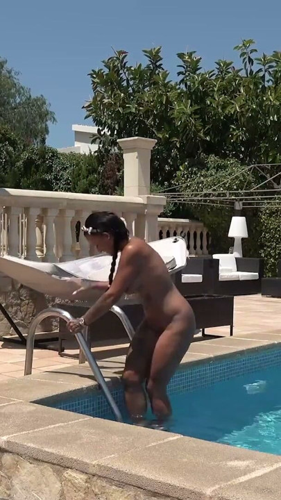 Das erste Mal Dreier im Pool in Mallorca | Clip 3