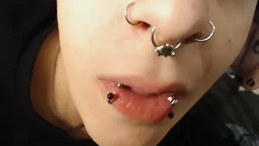 6 piercing yakın çekim oynama zamanı