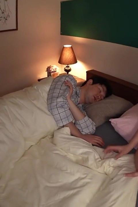 O calor da tensão aumenta como uma esposa curvilínea comprometida desencadeia sua presença ousada e esmagadora - part.1