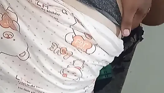 Gadis pemalu ini kakinya dengan ganas