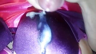 Leatransteen jouit sur un soutien-gorge en satin violet brillant