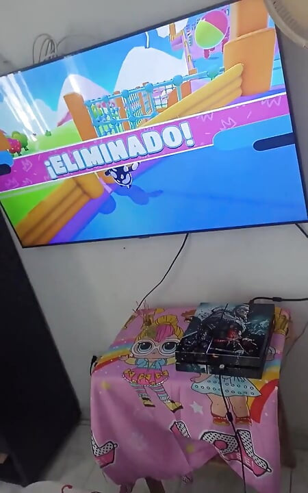 Main playstation sementara pacarku merekamku