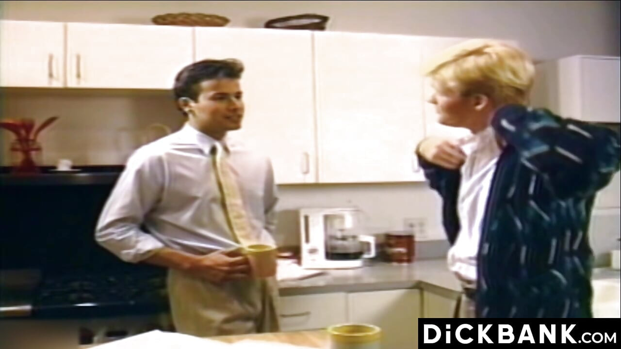 สองหนุ่มตื่นเต้นเพลิดเพลินกับความสนุกกลางแจ้ง