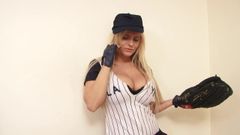 Calda ragazza giocatrice di baseball mostra le sue tette succose alla telecamera