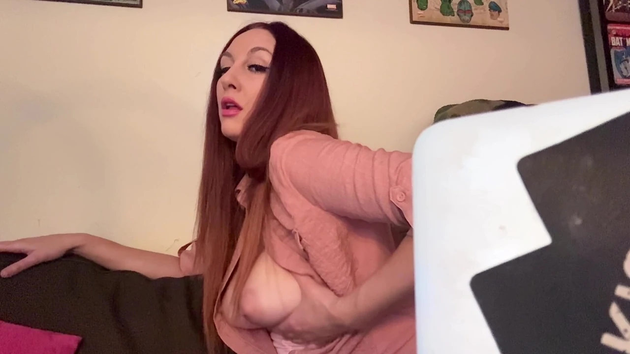 La milf italiana tettona con i capelli lunghi artemisia love una sessione bollente da sola con grandi tette che rimbalzano