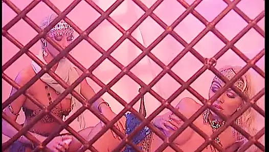 Suster nakal dengan toket besar ini dientot sama pasiennya di sofa - aksi blowjob hot rambut pirang!