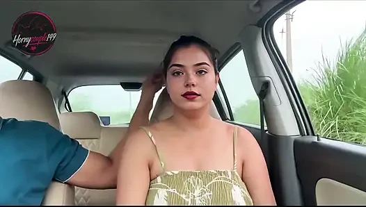 İlk kez arabada sikimi emiyor, halka açık seks Hintli desi kız saara erkek arkadaşının arabasında çok sert sikiliyor