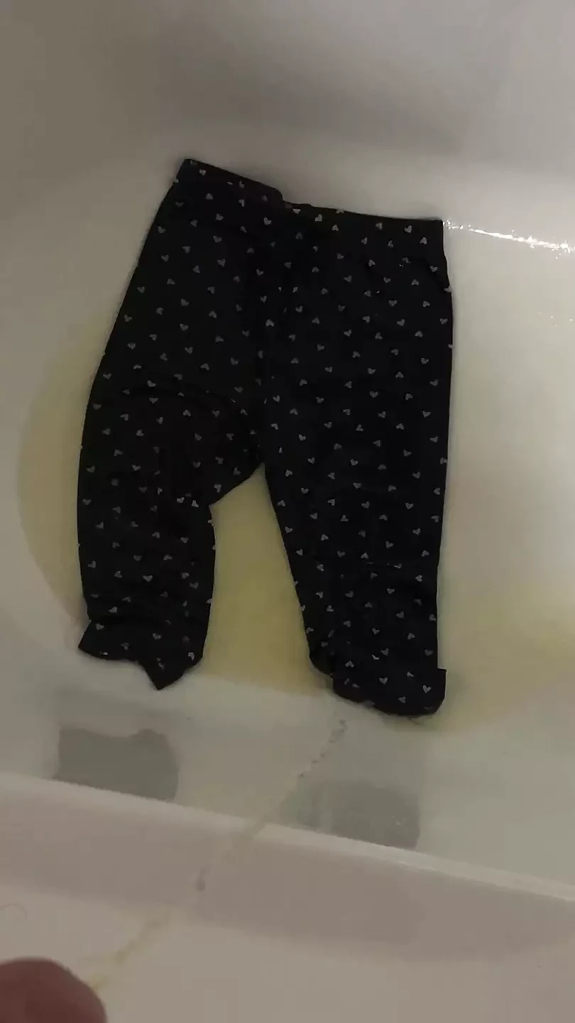 레 깅 스.. 수영복을 입고 오줌 싸기