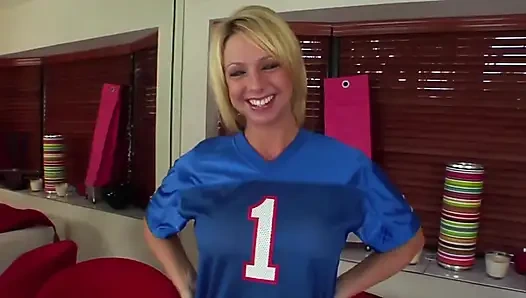 Orta yaşlı seksi kadınlar ateşli sahne - seksi büyük memeli sarışın orta yaşlı seksi kadın Brianna Beach futbol maçından sonra sert sikişiyor