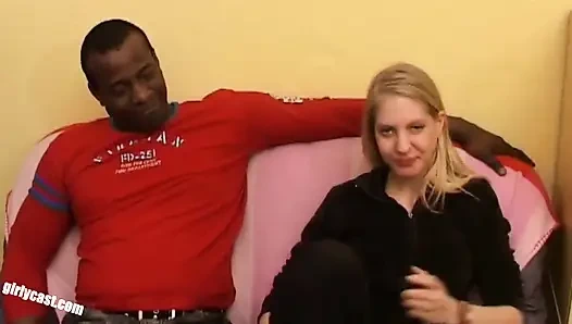 Erkek arkadaşı izlerken genç Kati'nin ilk büyük zenci