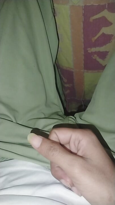 Masturbate by watching my hand