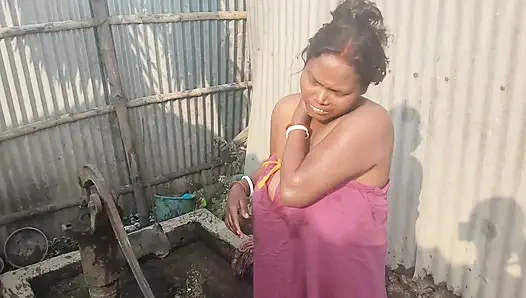 Desi Indian bhabhi nahate hue sexy lagti Hai