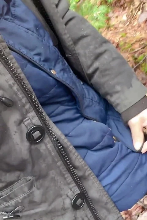 阴户把水撒在岩石上