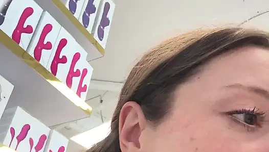 Seks videosu! Yeni bir oyuncak için benimle alışveriş yapın, sonra onu kullanmamı izleyin!