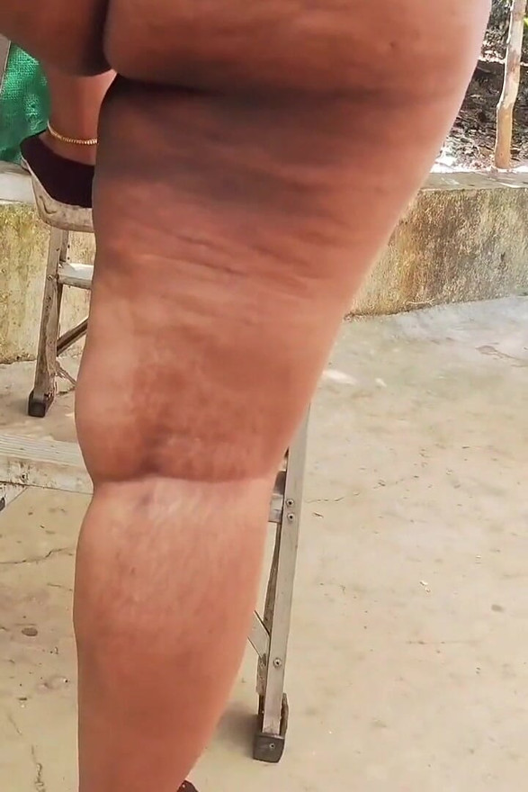 穿短褲的德西女孩穿著白色上衣和發帶，為鏡頭脫光