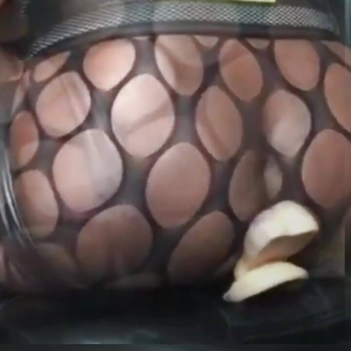 Visnet bodysuit zwarte spier berijdt blanke dildo
