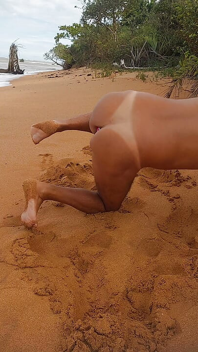 Nackte LadySilva am Strand zeigt ihren gebräunten heißen Arsch mit Butt Plug darin