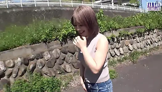 Stream Journey as a Slender Beauty Masters Sampai Muncrat Sambil Berdiri di Luar Ruangan Bagian.2