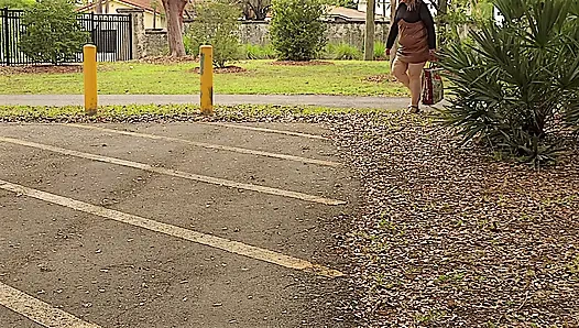 Продолжайте смотреть на мою большую толстую белую сочную попку, толстые ноги и бедра, пока не начнете стоновать и кончать