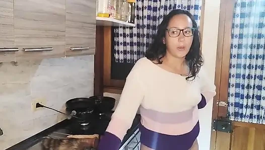 Üvey anne üvey kızının erkek arkadaşı tarafından mutfakta sikiliyor