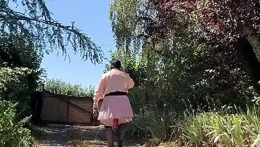 Dışarıda bir akşam için küçük pembe dantelli etek giymiş