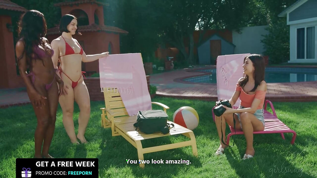 Girlsway - yaramaz Natalie Brooks ateşli bikini fotoğraf çekimi için en iyi arkadaşlar Nicole Kitt ve Lucy Lotus'u yağlıyor