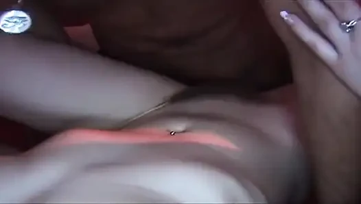 Olgun hatun yoğun parmaklama ve oyuncak esnemesinden ıslak