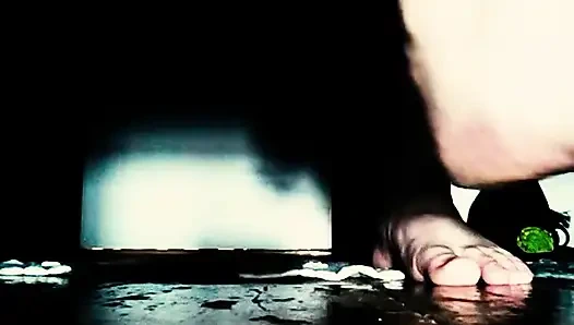 Babi bersembunyi di bawah tempat tidurku sekarang saatnya bagiku untuk memainkan permainanku (tidak ada audio)