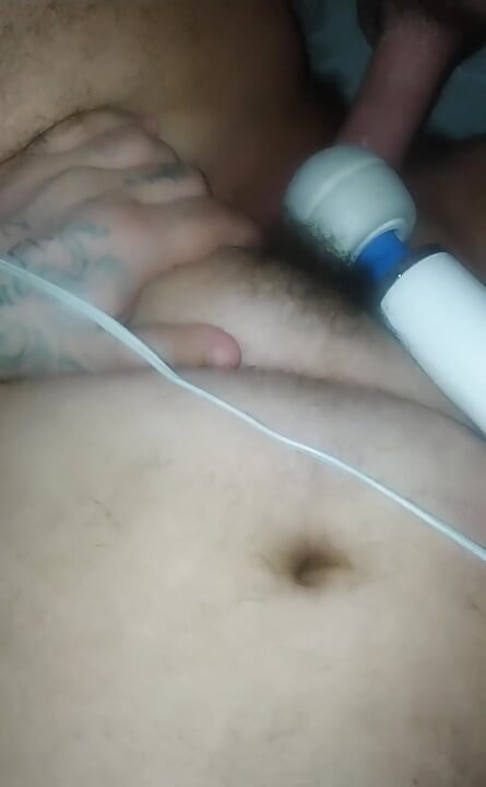 Meu pau está bem na sua buceta ao lado do seu vibrador