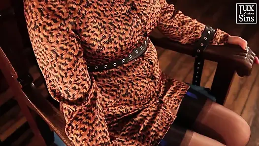 Связанная и возбужденная на стуле