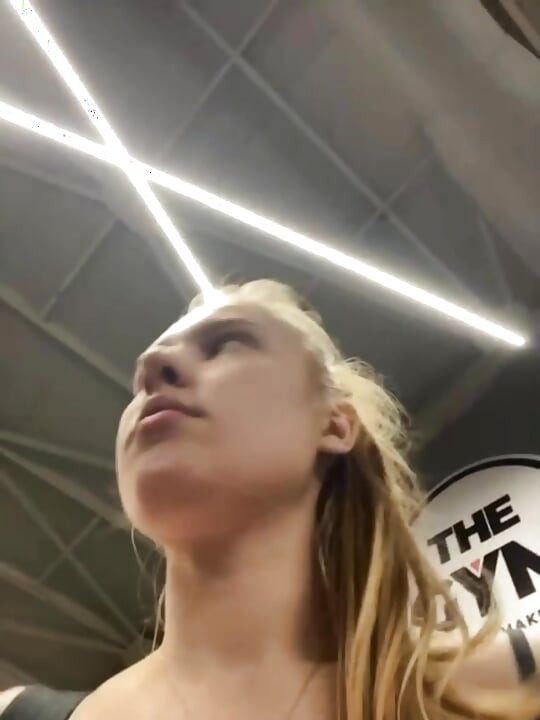 Jucielussie cumming in the gym