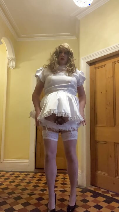 Sissy Steph Sissymaid Dara Putih