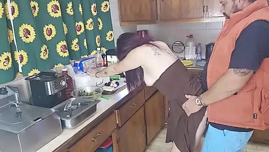 Gelangweilte und ignorierte freundin beim abendessen gefickt