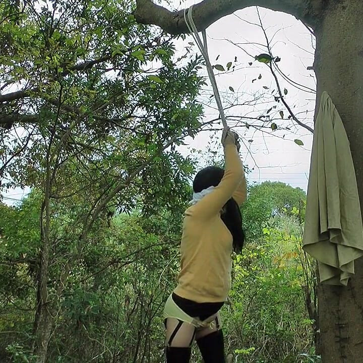 教练28号指示 悬挂绳索束缚留在露天