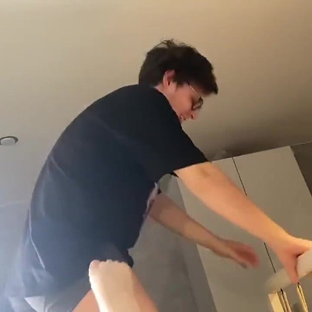 Jenny voulait du sexe et Jim l'a enculée et éjaculé à l'intérieur.