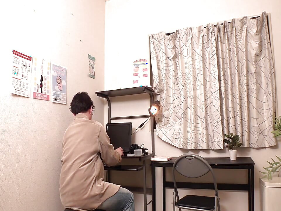 Soporte de prueba de fertilidad. Enfermera traviesa lentamente lleva las cosas más lejos