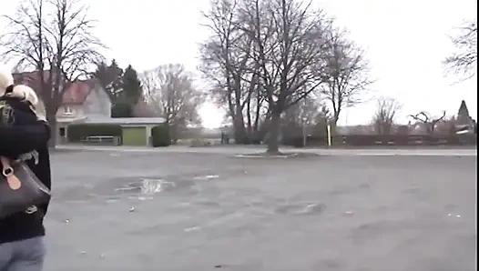 Рот начинили членом, пока пальцы трут клитор