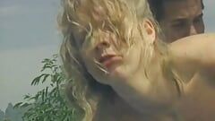 Blond sötnos vid poolen får sin fitta slickad och knullad av en tapp