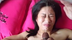 Azjatycka mamuśka wieje jej czarnego kutasa i spryska jej twarz
