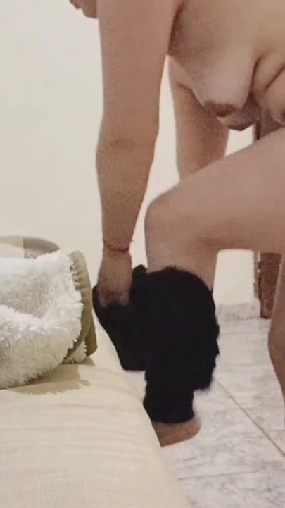 Trenutak koji morate podijeliti od "šef daje svojoj sluškinji donje rublje kao poklon i gleda je kako ga isprobava"