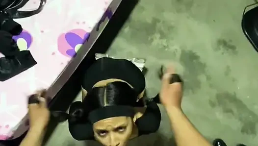 Ücret için geldi ve ona ödeme yapmadığı için onun yarağını emdim bölüm 1