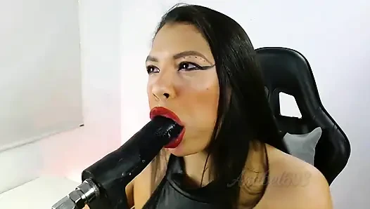 Yarağını yutuyor