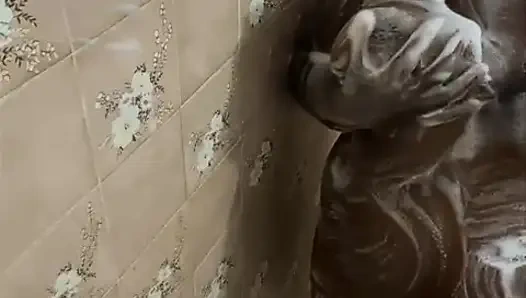 Wanita kulit hitam mandi