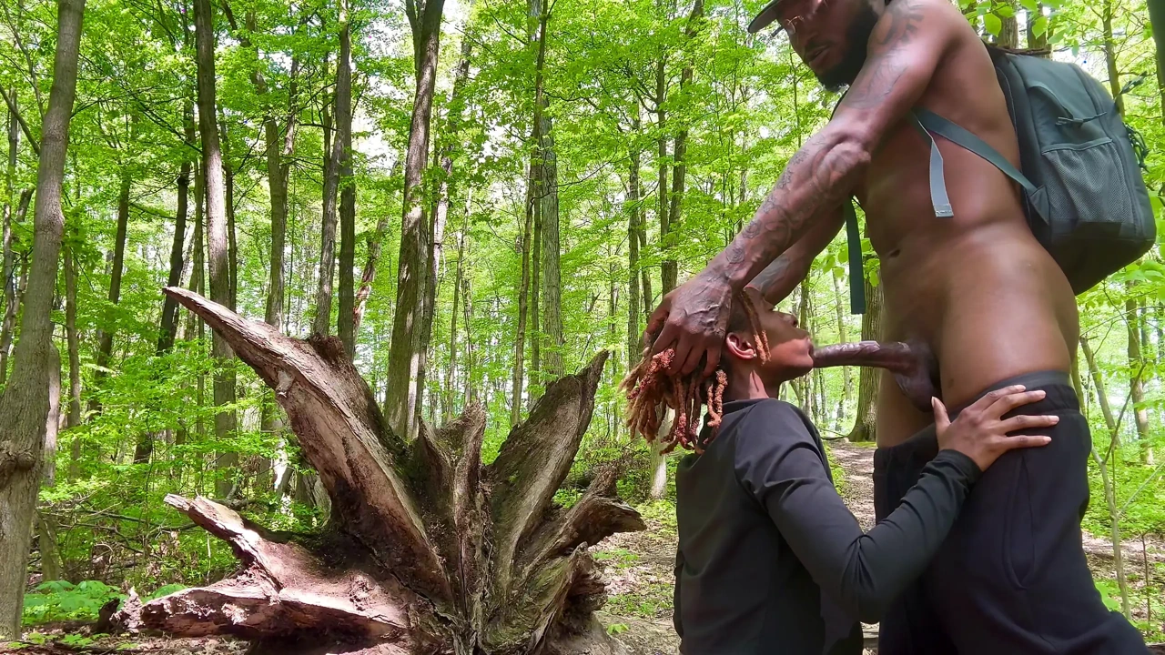 Ormanda doğa yürüyüşü ve yüze boşalma