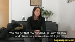 Auditionner un euro avec un creampie après avoir chevauché une bite